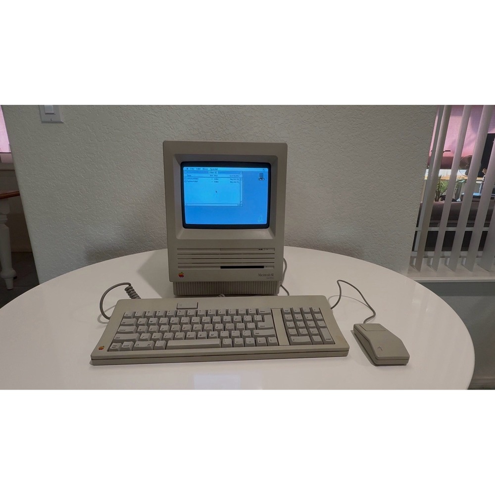 Working 1987 Apple Macintosh SE M5011 Vintage Computer with keyboard and mouse